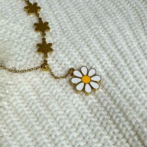 Hi! Look at this beautiful jewelry! It is new and is 100% quality.